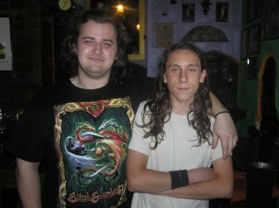 Ivan och Nikola arbetade på Cinema pub denna kväll. Nikola är son till ägaren, Zoran. Trevligare människor än de får man leta ef